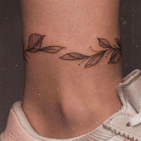 ramo de oliveira tatuagem feminina Estes modelos de tatuagens femininas de flores na virilha são repletos de charme e delicadeza